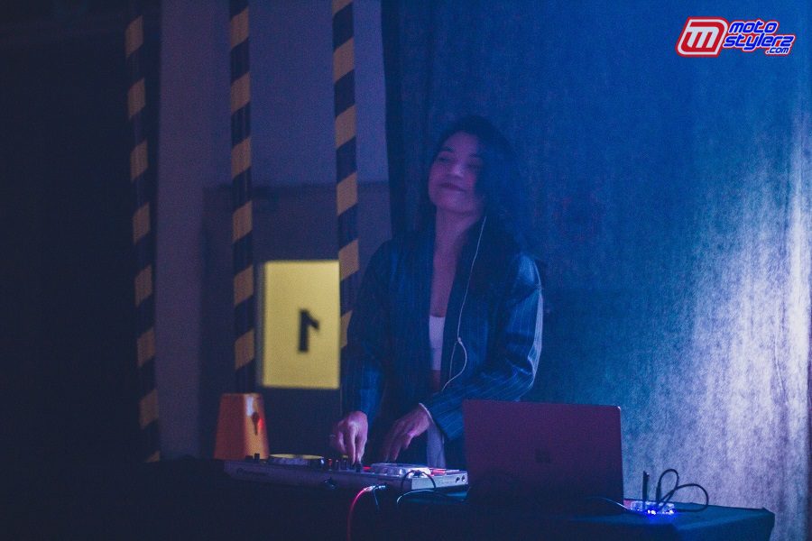 Female DJ-Semangati Animo Peserta