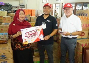 Promotion Manager DAM Demmy Firmansyah dan Manager CSR AHM Agus Subagja, ditemani kepada Kepala Dinas Penanaman Modal Pelayanan Terpadu Satu Pintu Kabupaten Cianjur dan Kepala Bidang Dinas Sosial Kabupaten Cianjur.