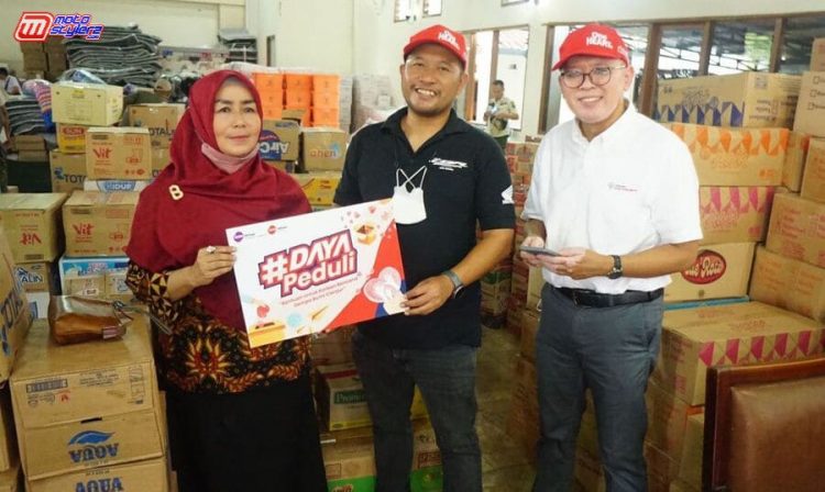 Promotion Manager DAM Demmy Firmansyah dan Manager CSR AHM Agus Subagja, ditemani kepada Kepala Dinas Penanaman Modal Pelayanan Terpadu Satu Pintu Kabupaten Cianjur dan Kepala Bidang Dinas Sosial Kabupaten Cianjur.