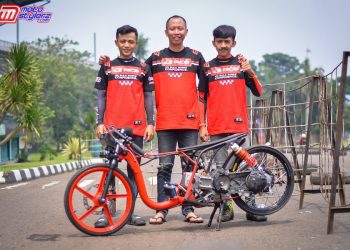Rico (Tengah) Owner Bersama Arif Ucil & Nanda Kancil Sukses Kuasai Matic 155cc TU Mix Rider Drag Bike Cimahi