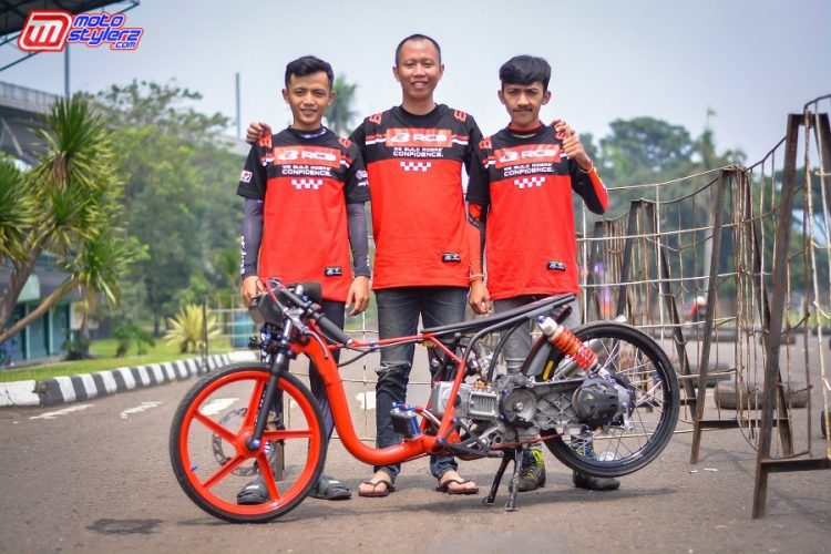 Rico (Tengah) Owner Bersama Arif Ucil & Nanda Kancil Sukses Kuasai Matic 155cc TU Mix Rider Drag Bike Cimahi