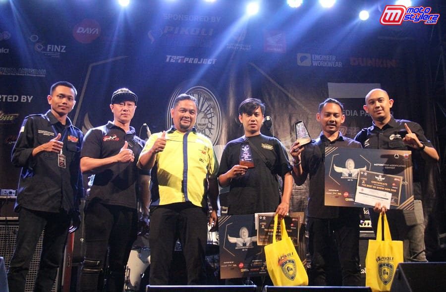 Penyerahan The Best Of Show Non Pro (Ade Kombet-Cilmans Workshop Bekasi) & The Best Of Show Pro (Unang-69 Modification Bandung)