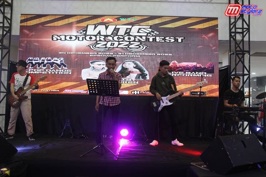  Hiburan-Menampilkan Live Band Perform