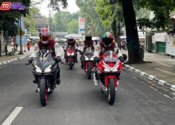 Komunitas Honda CBR Melaksanakan Sunmori di Kota Bandung