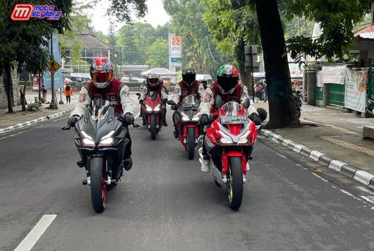 Komunitas Honda CBR Melaksanakan Sunmori di Kota Bandung