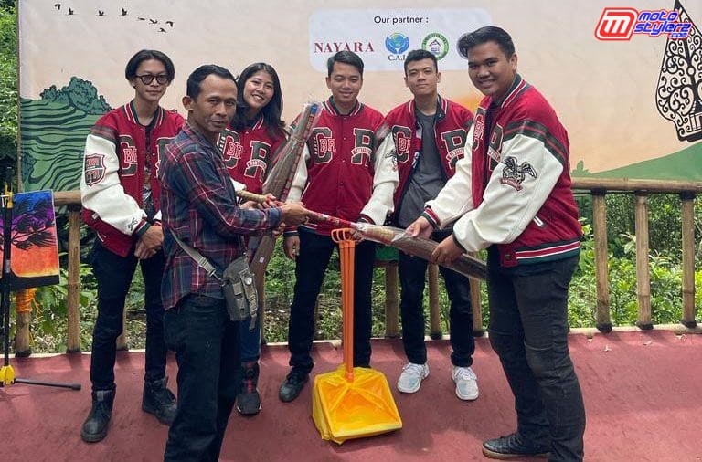 Peduli lingkungan bareng membagikan alat-alat kebersihan