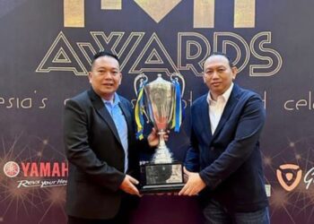 Ketua Anondo Eko dan Sekum Dodi Irawan Bersama Piala IMI Provinsi Terbaik pada IMI Awards 2022