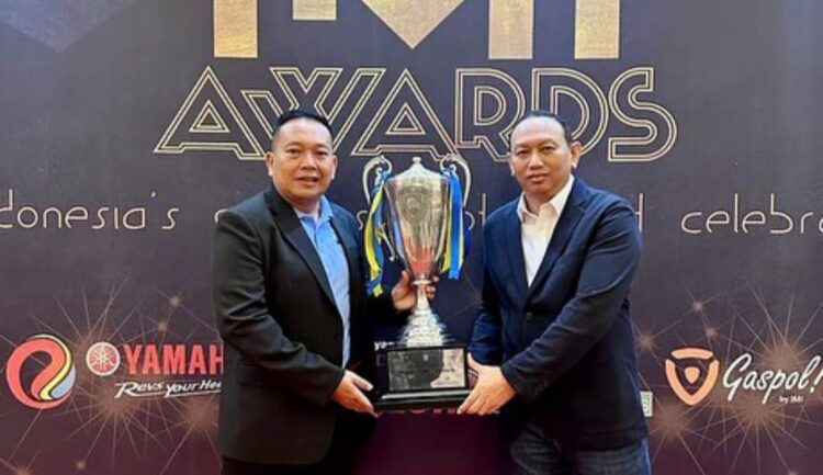 Ketua Anondo Eko dan Sekum Dodi Irawan Bersama Piala IMI Provinsi Terbaik pada IMI Awards 2022