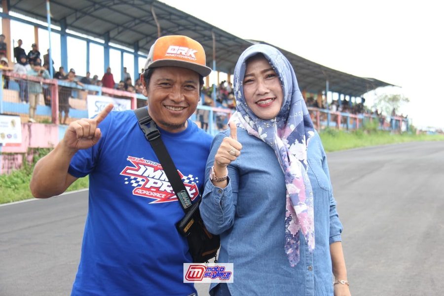 Hj. Rumi Surya (Owner Sribayu) Bersama Saeful Hidayat (JMM Motorsport)