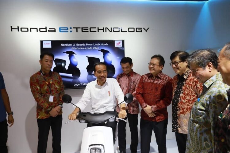 Presiden RI, Ir. Joko Widodo Mencoba Motor listrik Honda EM1 e Ditemani Direksi PT Astra Honda Motor Pada Gelaran IIMS 2023.