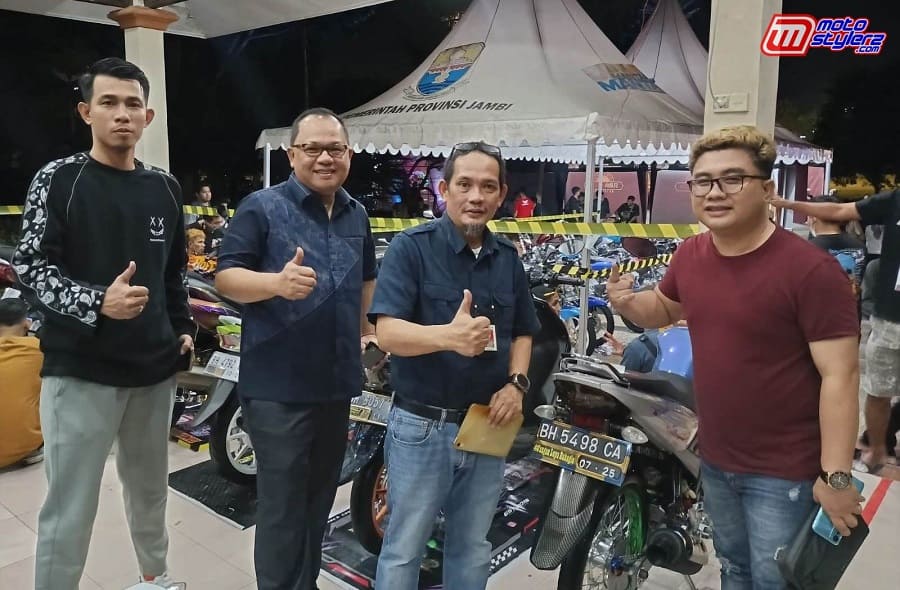 Staf ahli Gubernur Jambi Bidang Pemerintahan dan Politik Dr. Donny Iskandar, S.Sos M.T DidampingiKadis Kominfo Provinsi Jambi Ir. Nurachmat Herlambang, MMA