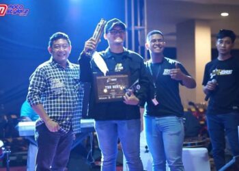 Teguh M Arief (Kiri) Owner TZM Project & Kevin Menghadiahkan TZM Project Silincer tipe Ti-Race 2T Proto Kepada Peraih Titel The King Of Contest