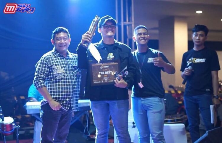 Teguh M Arief (Kiri) Owner TZM Project & Kevin Menghadiahkan TZM Project Silincer tipe Ti-Race 2T Proto Kepada Peraih Titel The King Of Contest