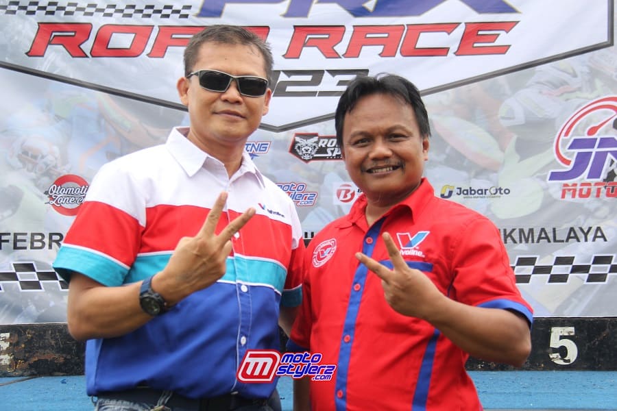 Yodi Rustandi (Kanan) Owner YM Racing Surya Dharma (Sales Manager Area (Jakarta, Jabar & Sumbagsel) Siap Ramaikan Grasstrack Garut