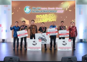 President Director AHM Keiichi Yasuda (ketiga kiri), Marketing Director AHM Thomas Wijaya (kanan) dan Tetsuya Komine (kiri)  berfoto bersama pemenang kategori big bike The 27th Astra Honda Motor Technical Skill Contest (AHMTSC) 2023.