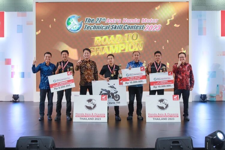 President Director AHM Keiichi Yasuda (ketiga kiri), Marketing Director AHM Thomas Wijaya (kanan) dan Tetsuya Komine (kiri)  berfoto bersama pemenang kategori big bike The 27th Astra Honda Motor Technical Skill Contest (AHMTSC) 2023.