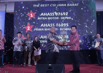 AHASS Mitra Motor (Depok) Raih  The Best CSI H23 Jawa Barat, Diserahkan Oleh Lerri Gunawan Chief Operating Officer PT Daya Adicipta Motora
