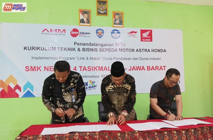 Proses Penandatanganan MOU PT DAM (Diwakili Ade Rohman & Kurniawan, S.Pd, M.Pd) Selaku Kepala Sekolah SMK Negeri 4 Tasikmalaya)