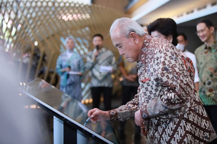Penandatangan prasasti Gedung Graha R.A Rachmat dilakukan oleh Bapak Theodore Permadi Rachmat dan dr. Linda Rachmat.