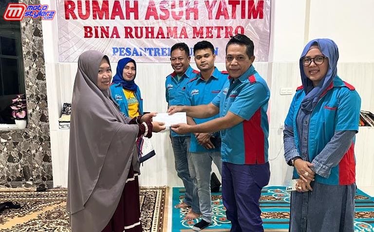 Perwakilan HRV Club Indonesia Chapter Lampung Menyerahkan Donasi Kepada Pengurus Pondok Asuh Yatim Bina Ruhama Metro