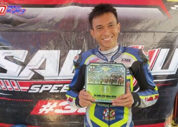 Senyum Bangga Danny Keder Saat Memamerkan Tropi Pertama Laga RX King Std 140cc Ramadhan Race