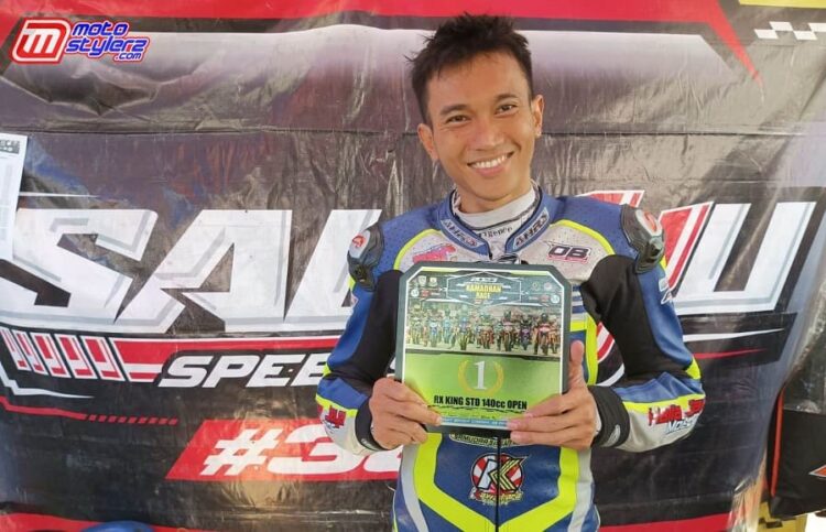 Senyum Bangga Danny Keder Saat Memamerkan Tropi Pertama Laga RX King Std 140cc Ramadhan Race