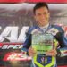 Senyum Bangga Danny Keder Saat Memamerkan Tropi Pertama Laga RX King Std 140cc Ramadhan Race