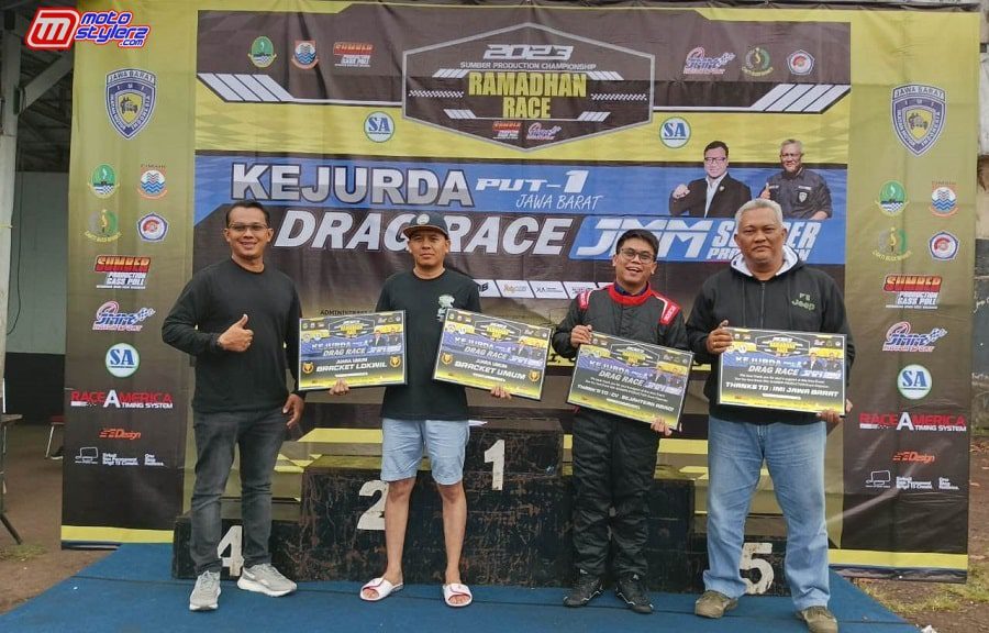 Deni Donuts (Raih Double JU) Didampingi H. Martin Hardjawinata (Ketua Harian IMI Jabar) dan Lukman Hakim dari Sejahtera Abadi