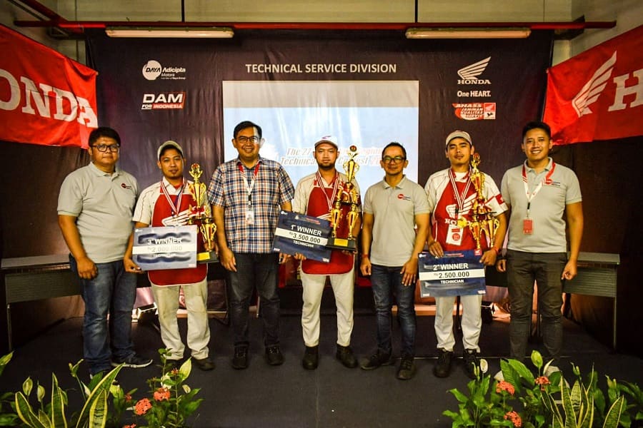 Pemenang Kategori Mekanik Ajang The 27th Astra Honda Motor Technical Skill Contest 2023 Bersama Jajaran Manajemen DAM