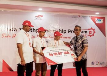 Ahmad Muhibbuddin (Ketua Yayasan AHM) -Simbolis memberikan Donasi Renovasi & Pengembangan Bengkel untuk UMKM AHYPP (12-14/6 2023 di SMK Mitra Industri MM2100 Cikarang- Jabar.