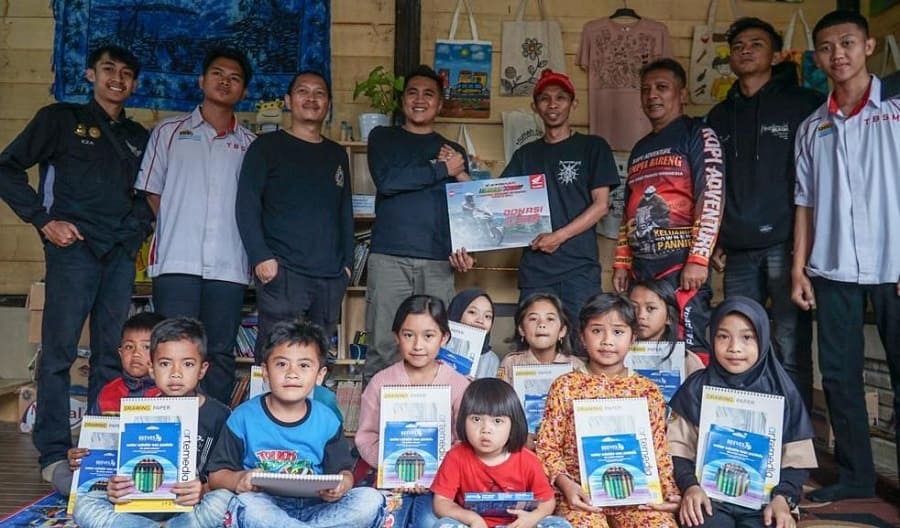 Berikan bantuan berupa buku bacaan dan alat lukis kepada taman bacaan Rumah Bintang Gambung.