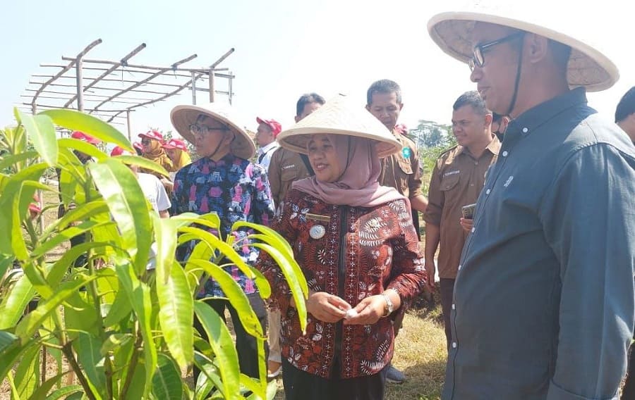 Bupati Sleman - Kustini Sri Purnomo bersama Ketua Yayasan AHM Ahmad Muhibbuddin, melihat area pengembangan Desa Bendosari, Sleman- Yogyakarta.