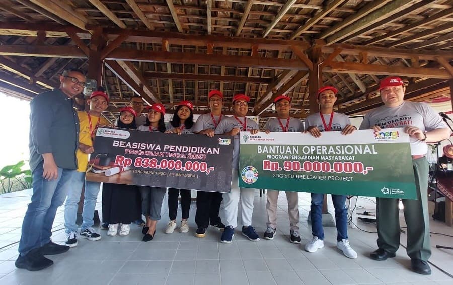Penyerahan bagi para mahasiswa sebagai program Future Leader bersama Yayasan AHM yang berasal dari 6 universitas di Indonesia.