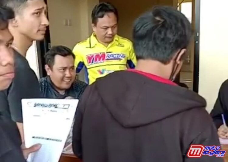 Yodi Rustandi (Owner YM Racing) Juga Promotor Mengawasi Langsung Proses Pendaftaran YM Matic Race & Kejurda Balap Motor IMI Jabar (Subang)