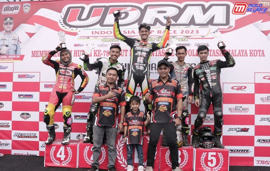 Owner EFJE Globalindo (Farly) Didampingi Panji Menyerahkan Podium Juara