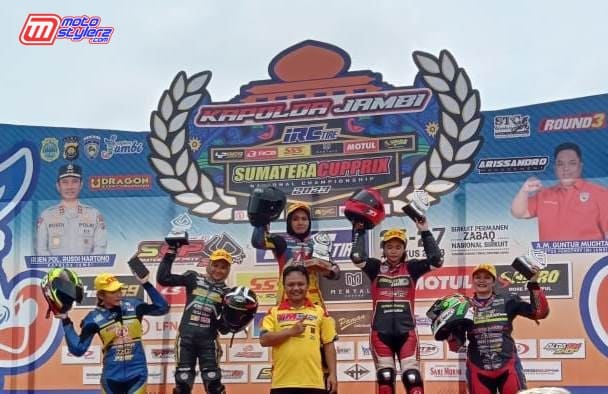 Yodi Rustandi Saat Prosesi Podium Kelas Matic Wanita, De Atun Kembali Jadi Juaranya