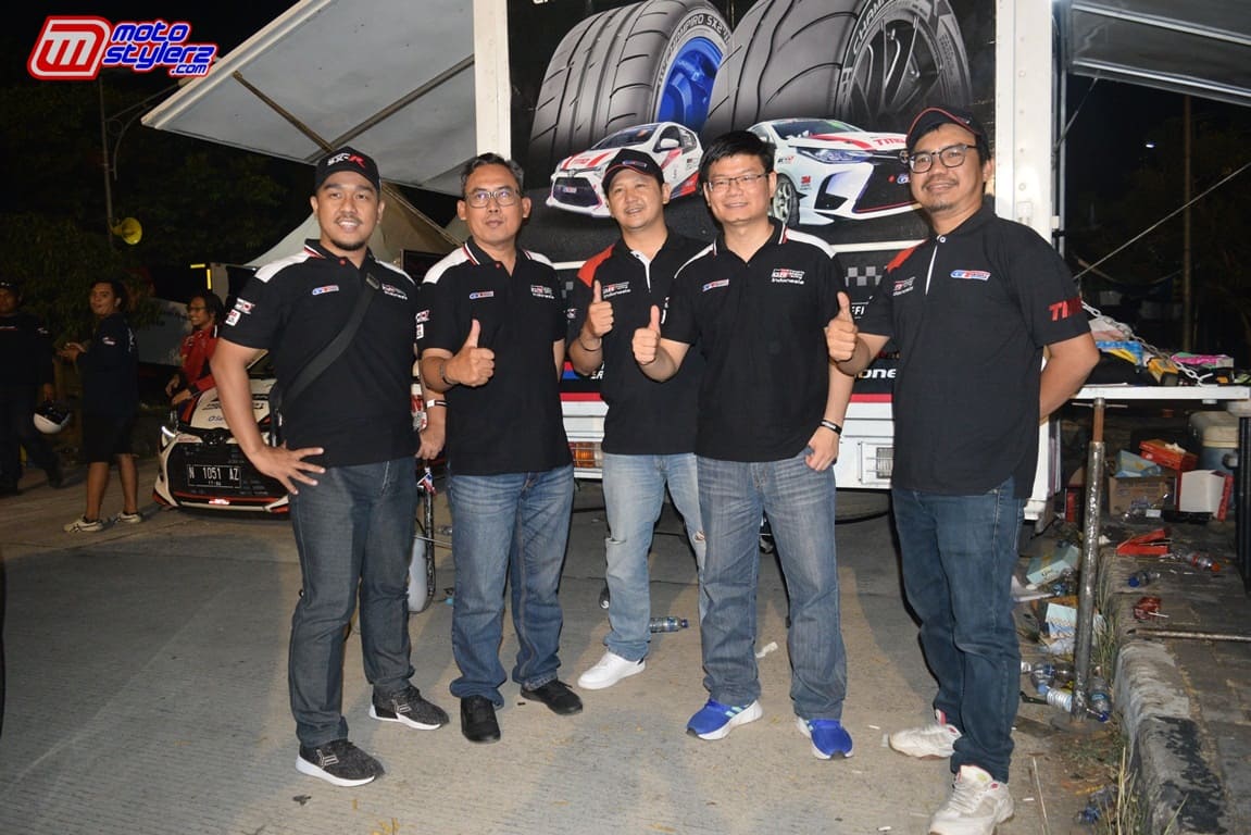 Wiidi Yansen (Product Riset Manajer PT Gajah Tunggal Tbk) Bersama Bayu Putra Kesuma (Brand Executive PT Gajah Tunggal & Agus Mulyono (Head Of R&D Tire Testing & PG Karawang Dept PT Gajah Tunggal Tbk) Serta Tim