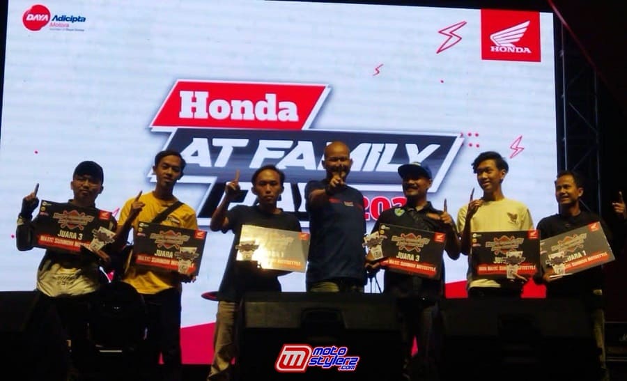 Bambang (Manager Sales PT DAM) Bersama Juara Kategori Honda Matic Sunmori Motostyle & Honda Non Matic Sunmori Motostyle
