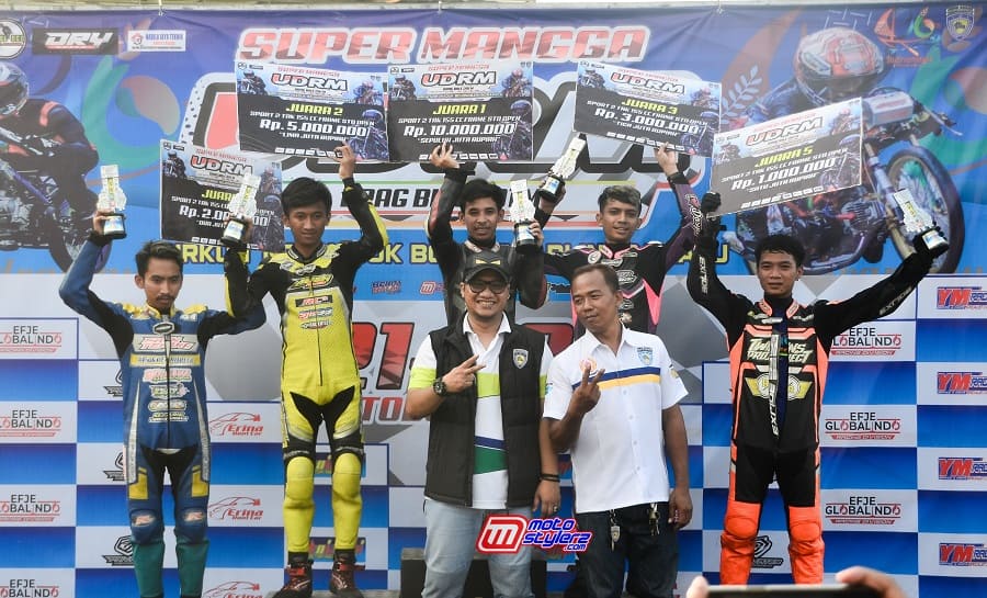 Bangga Dihadiri Daniel Mutaqien Syaifudin (Ketua IMI Jabar) didampingi Andry Dry (Ketua IMI Pengcab Indramayu) Saat Podium Sport 2T 155cc Frame Std Open