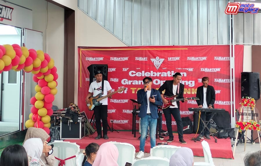Hiburan Mewah Dimeriahkan Live Band Performance