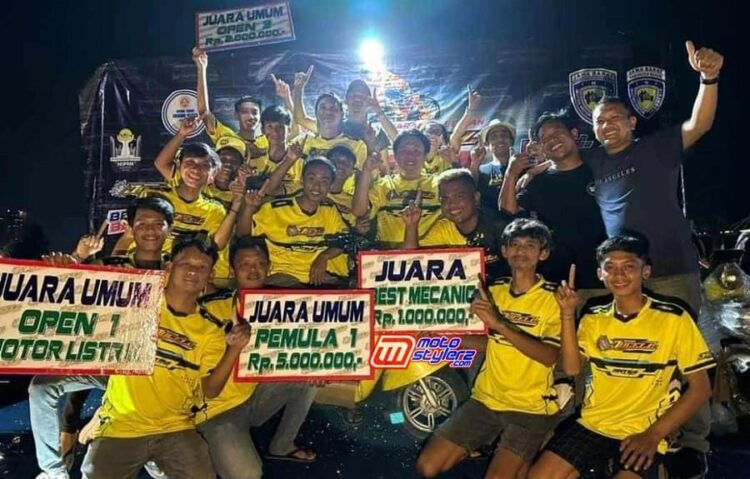 Para peraih Juara Umum-Kompak Puncaki Ajang Jocell Drag Bike Cikarang