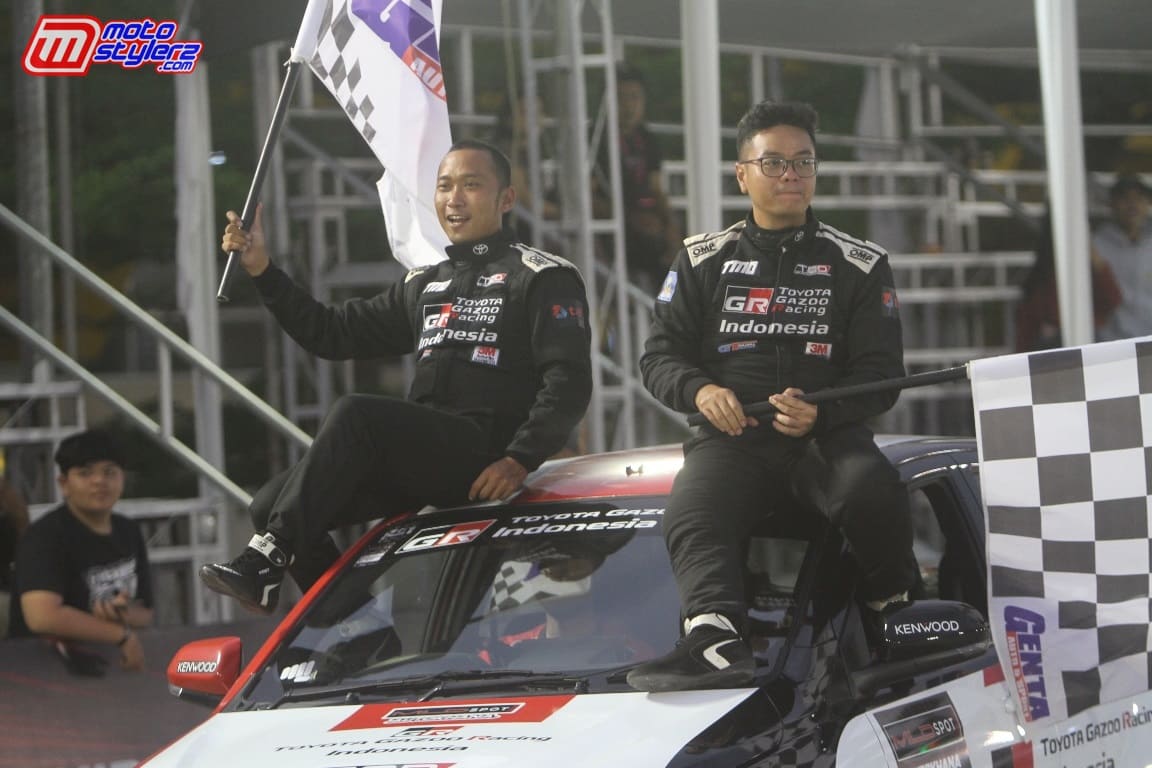 Pembalap TGRI Saat Merayakan Kemenangan, Anjasara Wahyu (Kanan) Favoritnya