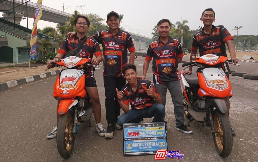 Senyum Puas Dias (Mars Garage), Farly Juandri (owner EFJE Globalindo, Indra Ramadhan (Pembalap), Panji (Victory Racing Bandung) dan Oded (Mekanik)