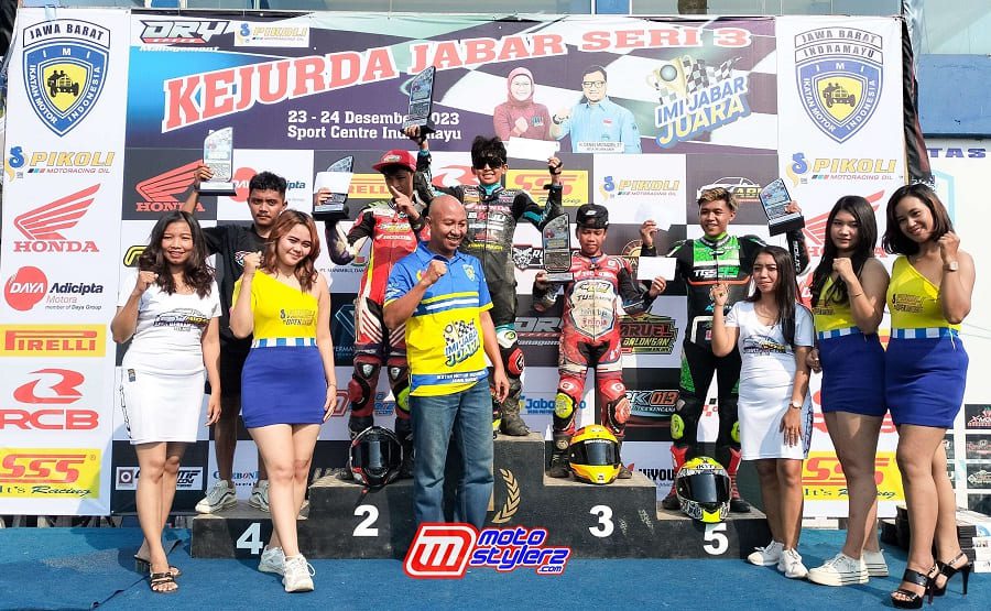 Kabid Organisasi IMI Jabar (Dedi Uwing) Bersama Juara Bbk 4T 150cc 16 Tahun ECU Std