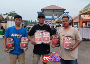 Nassar Lahji (Kanan) Owner Gibran Racing Ditemani Pembalap Andalan (Alam SP) dan Mas Mian Tuner Special BBS Racing