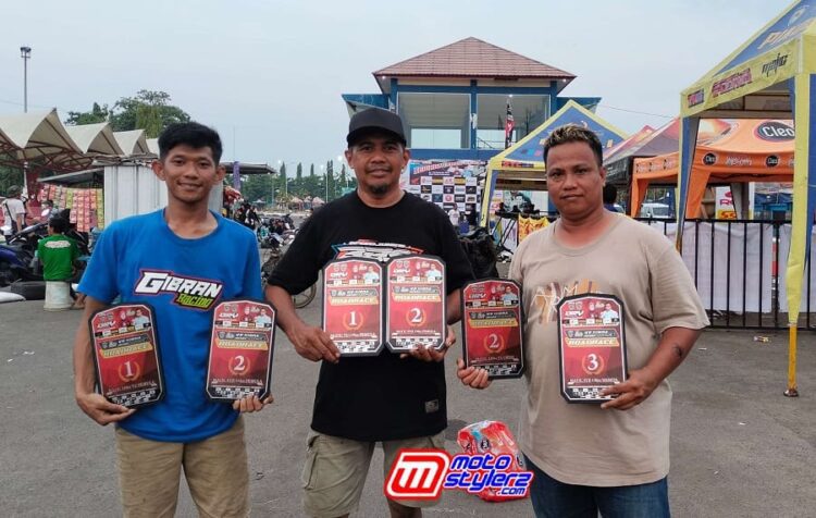 Nassar Lahji (Kanan) Owner Gibran Racing Ditemani Pembalap Andalan (Alam SP) dan Mas Mian Tuner Special BBS Racing