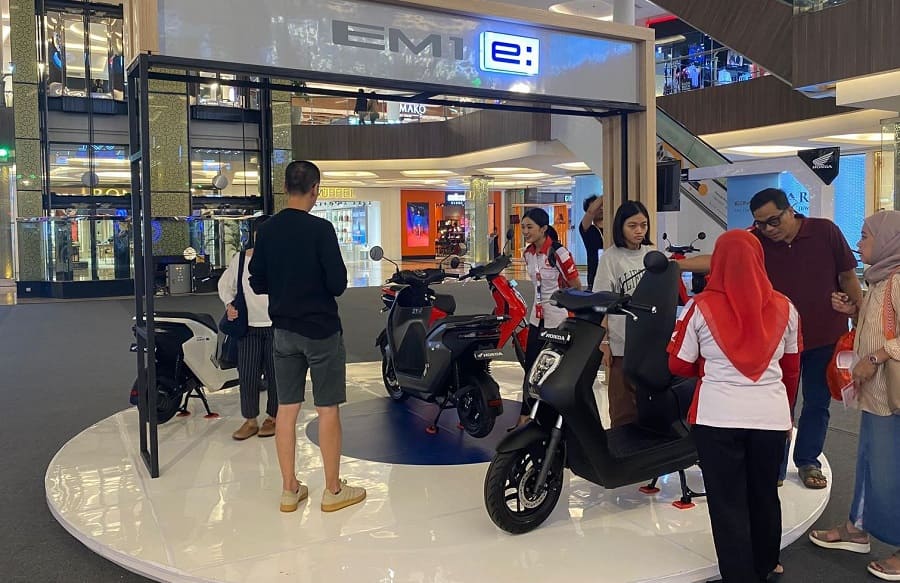 Masyarakat Bandung Antusias Melihat Langsung di Mall TSM