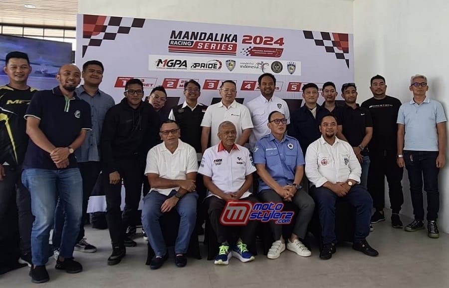 Bersama Official MRS, H. Supriyono Turut Ditemani Eddy Saputra (Deputi Olah Raga Sepeda Motor IMI Pusat) dan Priadhi Satria (Direktur Utama MGPA)