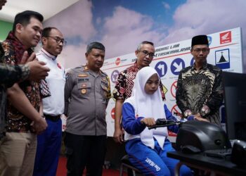 Ketua Yayasan AHM Ahmad Muhibbuddin bersama, Kepala Cabang Dinas Pendidikan Wilayah XII Provinsi Jawa Barat Dedi Suryadin, S.Pd., M.Pd., Kasat Binmas Polres Kota Tasikmalaya AKP Dede Tarmand S.H dan Chief Operating Officer PT DAM Lerri Gunawan Meninjau Para Siswa Belajar Berkendara menggunakan Honda Riding Trainer (HRT) & Zona Praktik di Safety Riding Lab Astra Honda SMK Negeri 4 Tasikmalaya