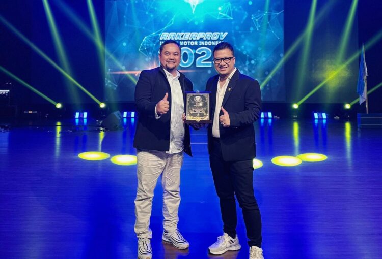 H. Supriyono, Marketing Executive Officer PT Abadi Kokoh Insani, Produsen Pikoli Oil Menerima Penghargaan IMI Jabar Award-Diserahkan Oleh DMS (Ketua IMI Jabar)